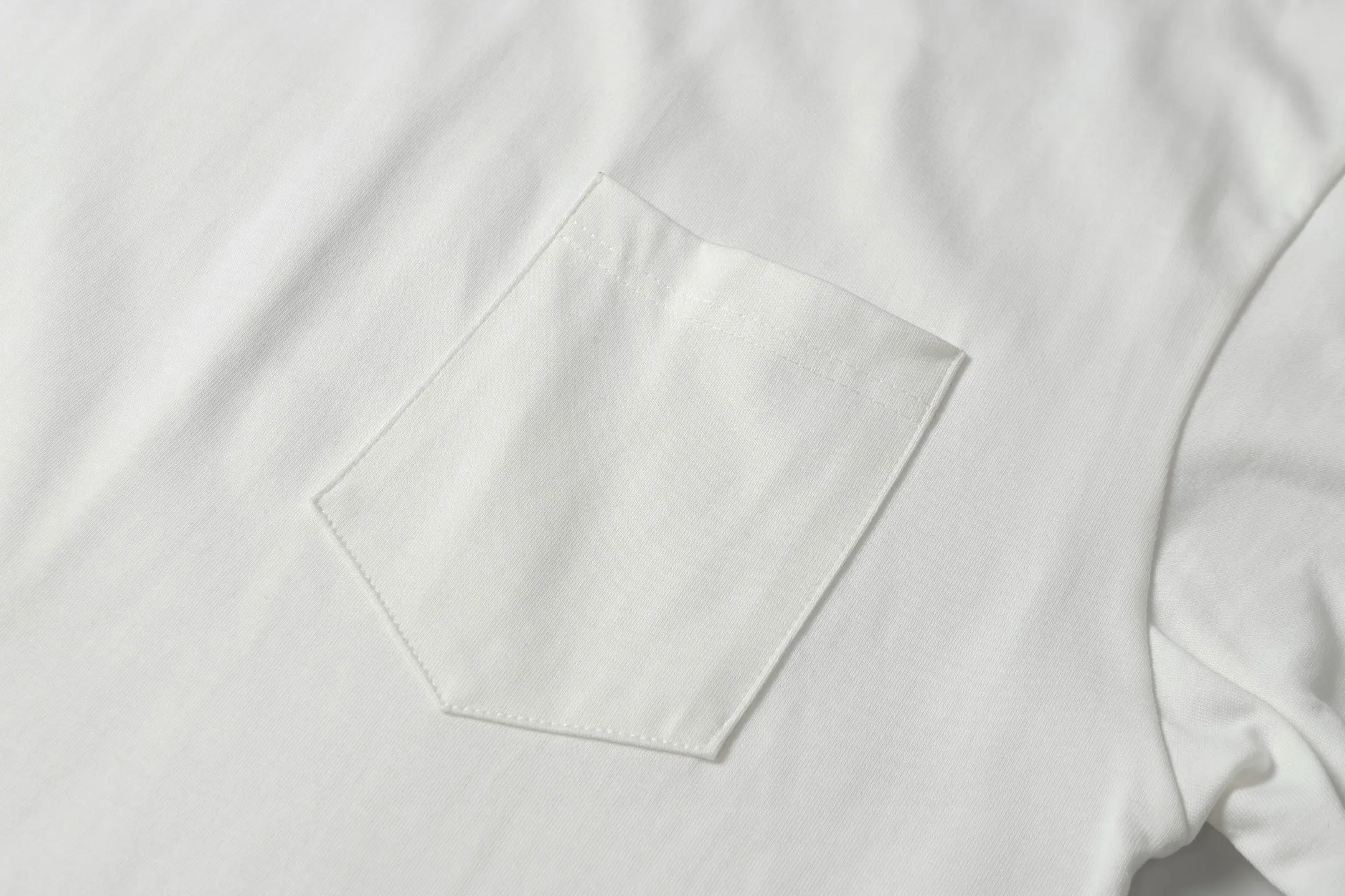 🅿️170 Chrome hearte/Chrome heart ch 25ss early spring new Sanskrit logo pocket short sleeves. A must-have item for daily commuting for men and women in light luxury. The correct version is welcome to compare. Detailed features ·280g 100% cotton double yarn jersey fabric ·Custom-dyed in the same cylinder, special thickened 32 counts double-strand 1x1 thread ·Double-needle cross-stitch technology ·Original main mark washed hangtag COLOUR: black white SIZE：xs s m l